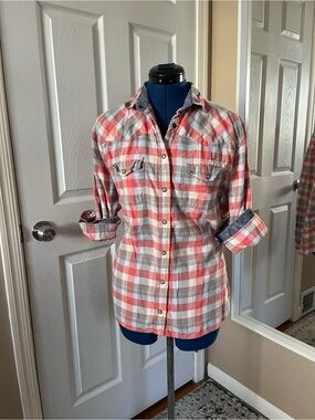 Super comfy Jack’s Girlfriend plaid button up shirt with denim collar and cuffs